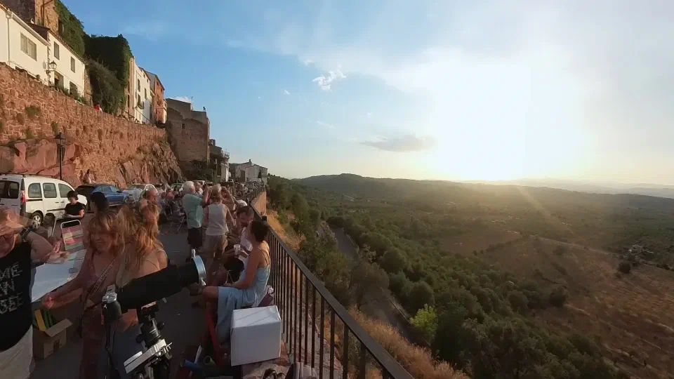 Vista de l'entorn: Gairebé la meitat del Sol tapada