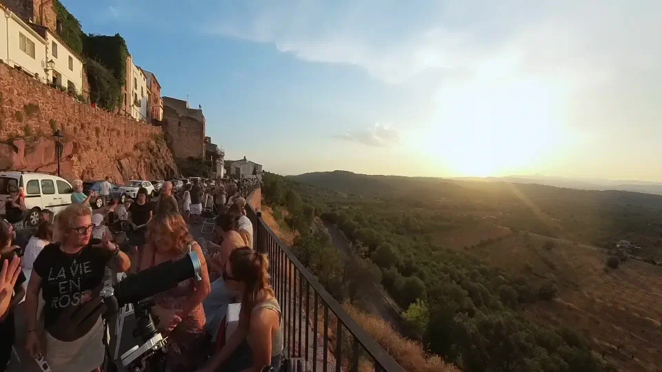 Vista de l'entorn: Un Sol en creixent que es torna taronja