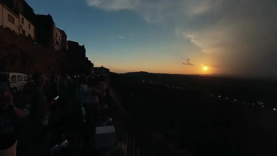 Vista de l'entorn: Arriba l'ombra de la Lluna