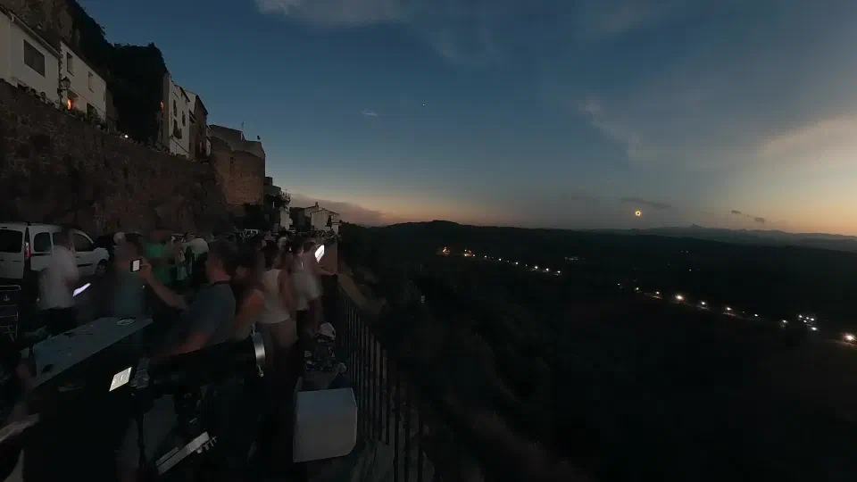 Vista de l'entorn: La llum del dia a l'horitzó