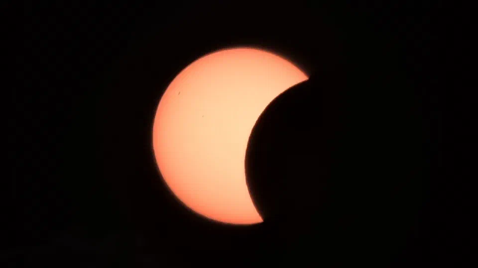 Vista solar: Gairebé la meitat del Sol tapada