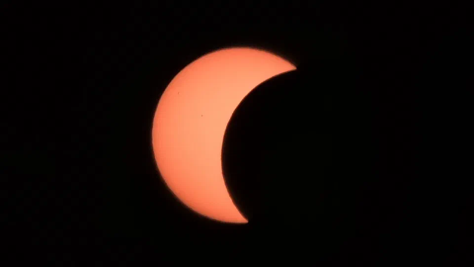 Vista solar: Un Sol en creixent que es torna taronja