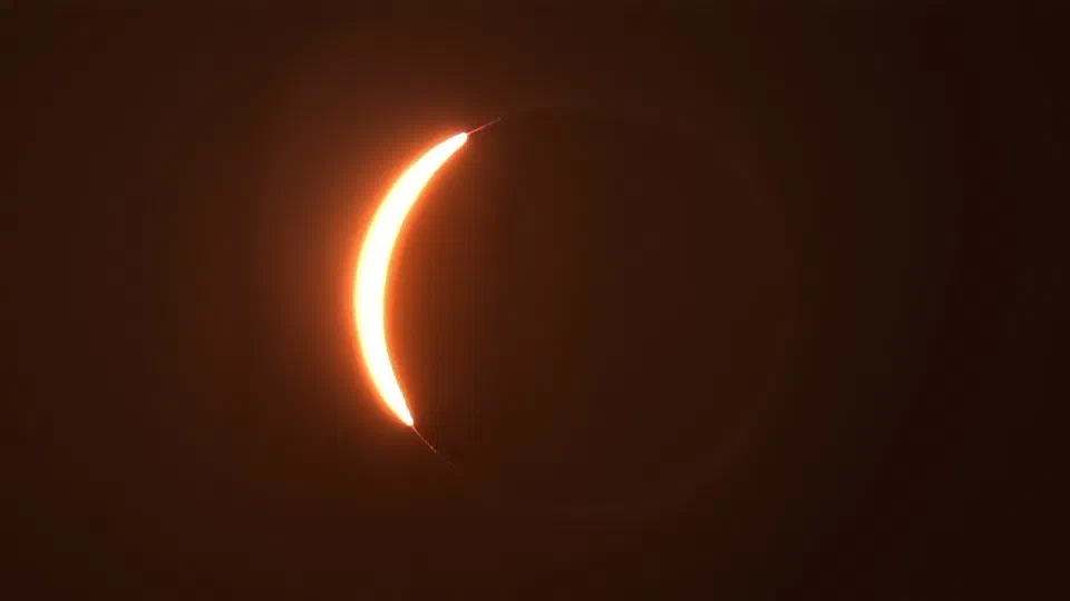 Vista solar: Arriba l'ombra de la Lluna