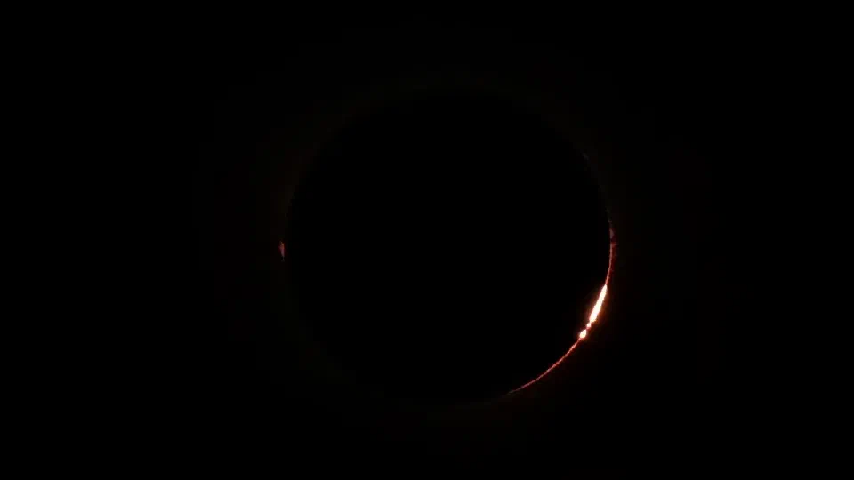 Vista solar: Tercer contacte: torna l'anell de diamant